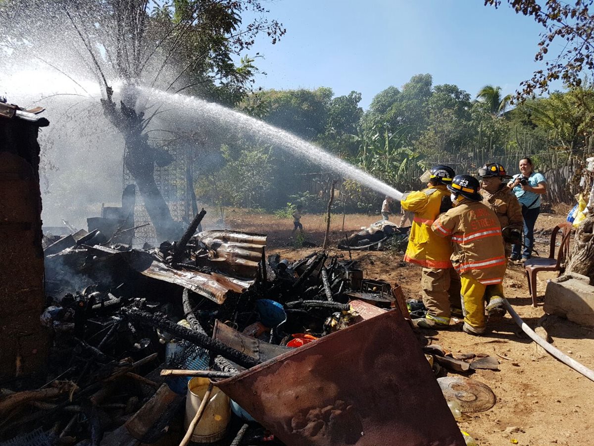 Socorristas apagan incendio registrado en San Jorge, Zacapa. (Foto Prensa Libre: Víctor Gómez)