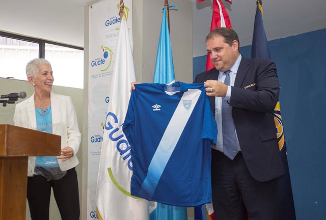 Victor Montagliani, presidente de la Concacaf, muestra la camisola de la Selección Nacional. (Foto Prensa Libre: Norvin Mendoza)