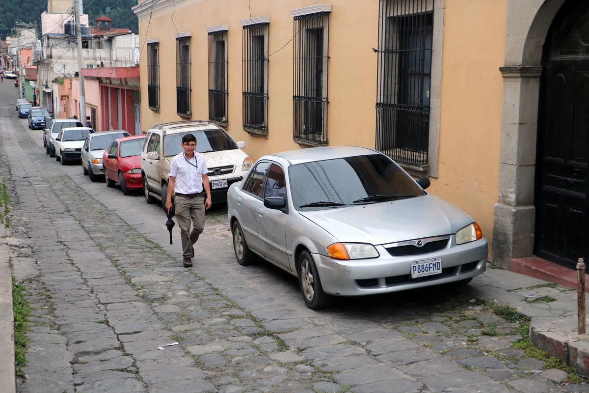 En varios sectores de Xela, los viandantes se ven obligados a bajar a la calle debido a que en las aceras se encuentran diversos tipos de obstáculos. (Foto Prensa Libre: Carlos Ventura)