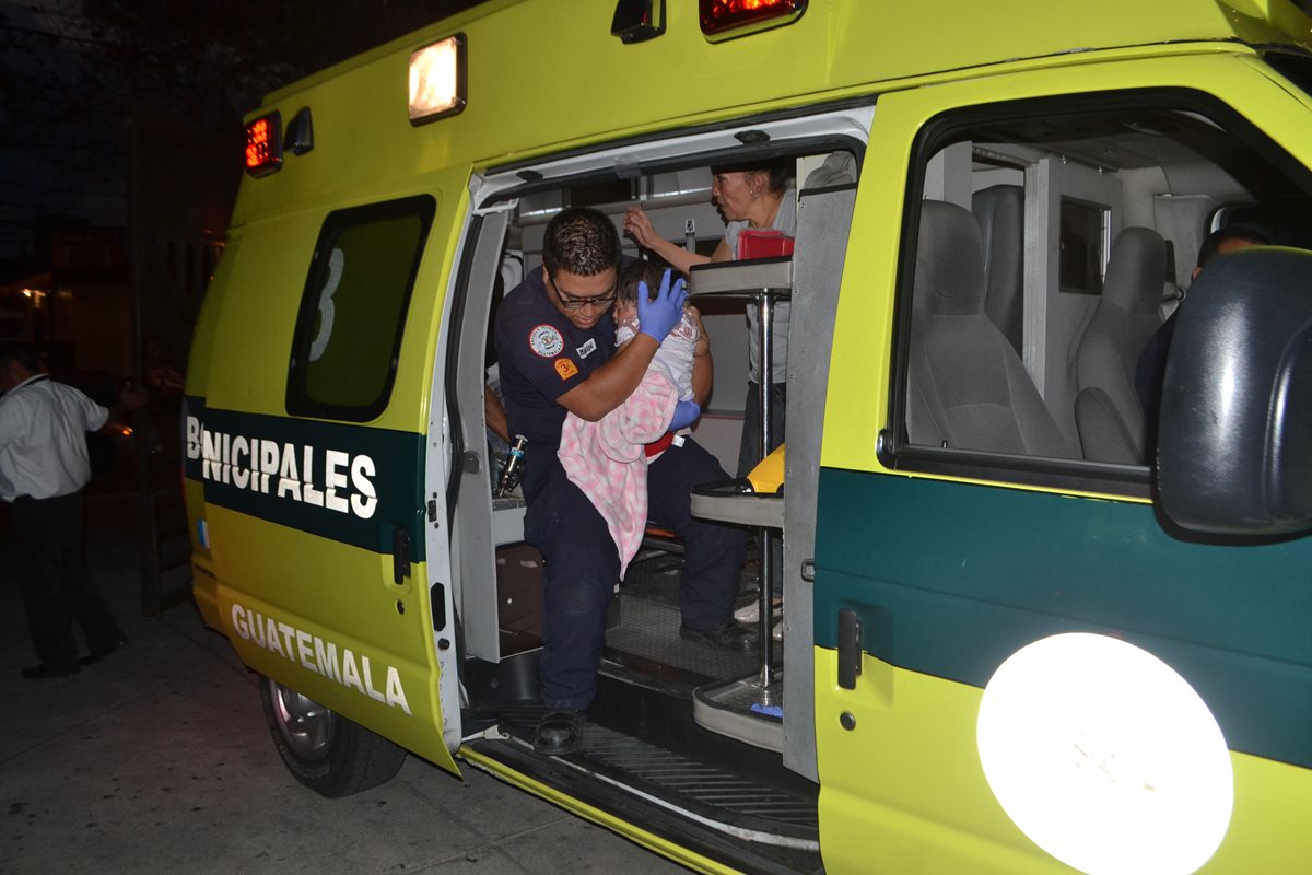Bomberos Municipales atendieron a la menor de 9 meses herida en la zona 5.(Foto Prensa Libre: CBM)