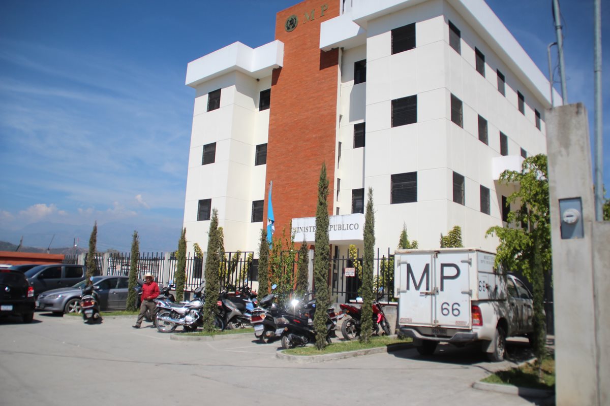 Los tres cadáveres fueron trasladados al edificio donde funciona la morgue en la ciudad de Huehuetenango. (Foto Prensa Libre).