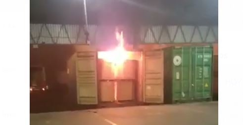 Incendio de contenedor en portuaria Santo Tomás causó alarma. (Foto: Twitter)