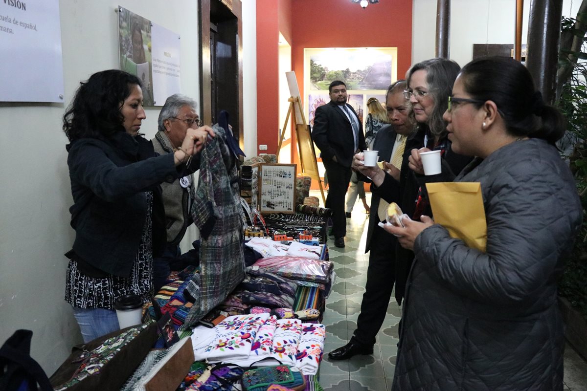 Cónsules observaron y adquirieron artesanías de Quetzaltenango. (Foto Prensa Libre: María Longo)