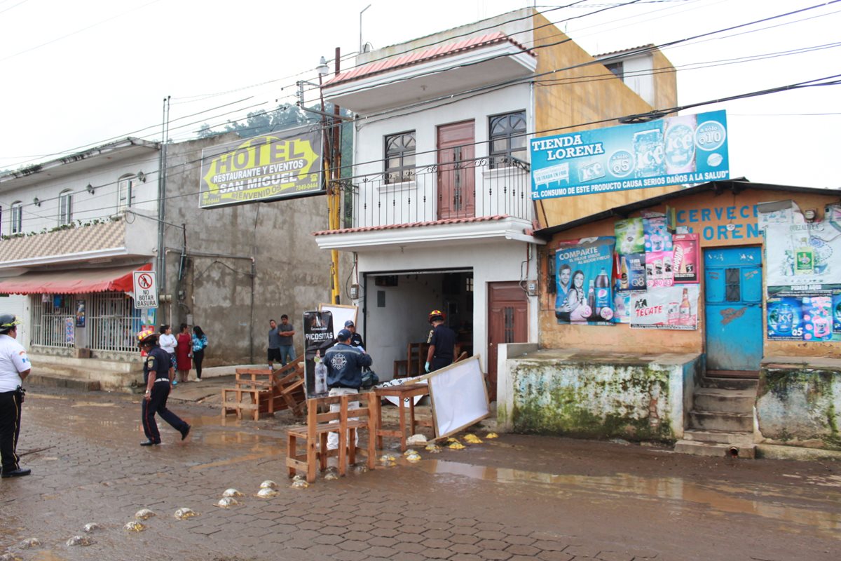En el lugar del ataque quedaron tres personas fallecidas. (Foto: Prensa Libre)