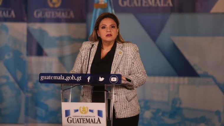 Sandra Jovel, ministra de Relaciones Exteriores, durante una de las declaraciones que ha dado en los últimos días, luego de reunión de gabinete de gobierno. (Foto Prensa Libre: Hemeroteca PL).