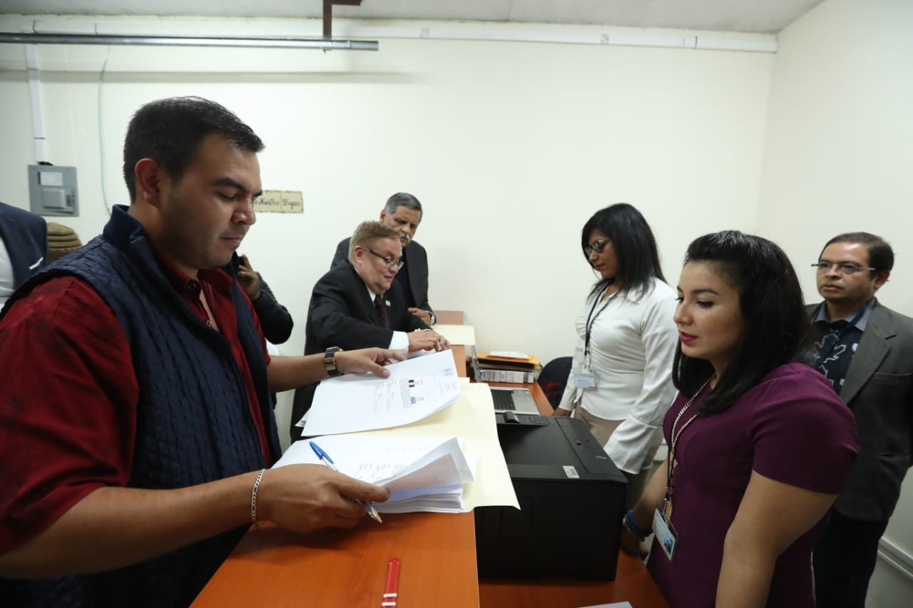 El partido Fuerza es el primero en entregar papelería para inscribir a su binomio. (Foto Prensa Libre: Esbin García)