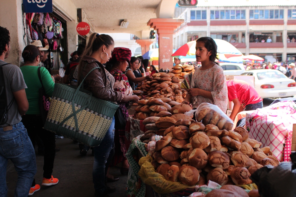 Pobladores y visitantes compran pan en una venta instalada en San Pedro Sacatepéquez. (Foto Prensa Libre: Aroldo Marroquín).