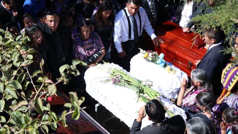 Amigos y familiares despidieron a los cuatro integrantes de la familia Velásquez Matul,enterrados en la 12 avenida del Cementerio General. (Foto Prensa Libre: María José Longo).