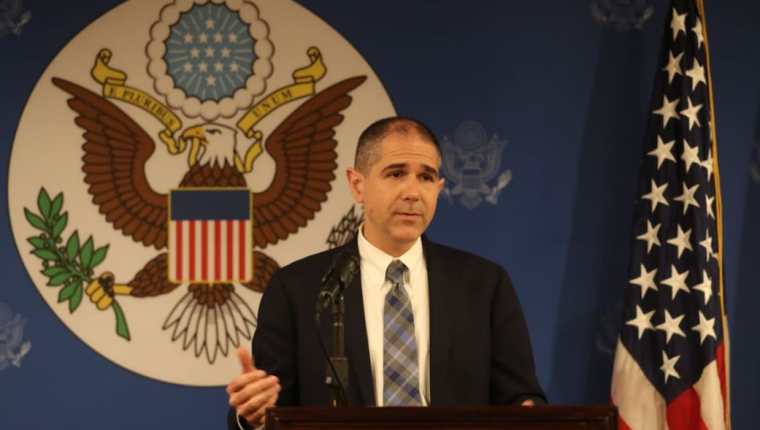 Carl Risch, subsecretario de Asuntos Consulares de EE. UU., durante la conferencia de prensa. (Foto Prensa Libre: Esbin García)