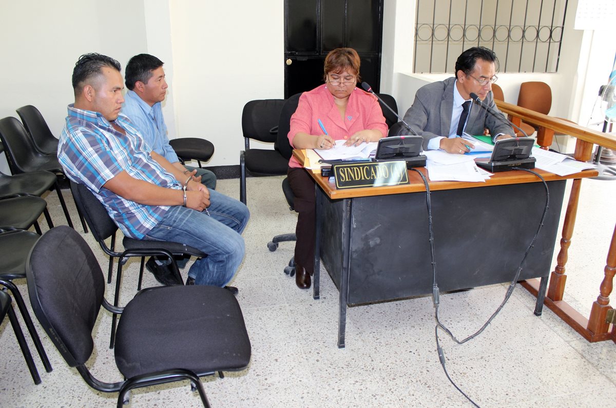 Ernesto Calachij Riz y su hijo, durante la audiencia de primera declaración. (Foto Prensa Libre: Óscar Figueroa)