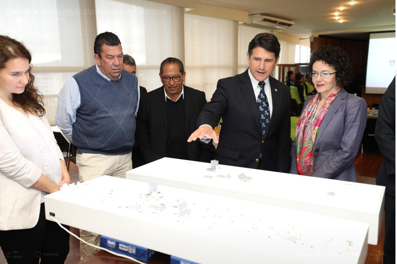 El alcalde capitalino Ricardo Quiñonez firmaron un convenio con  representantes del Banco Mundial.(Foto Prensa Libre: cortesía)