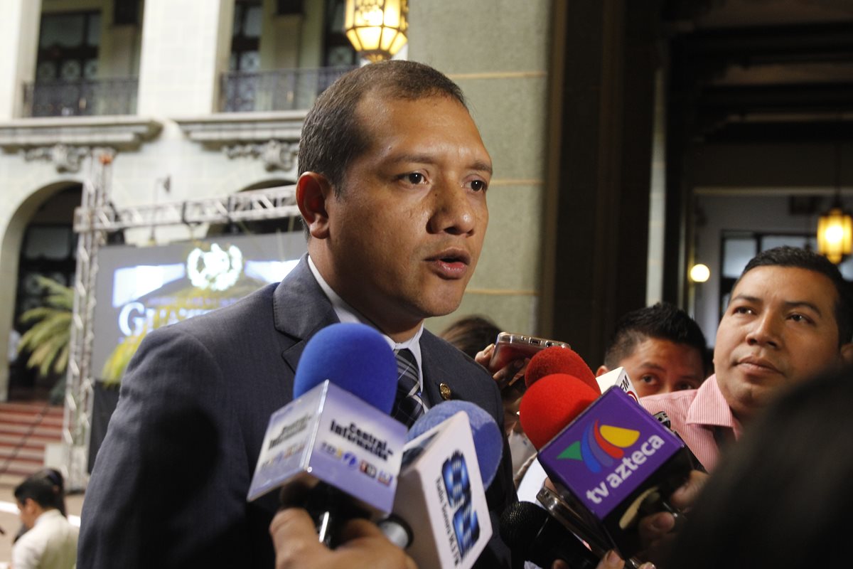El ministro de Gobernació, Francisco Rivas Lara asegura que la violencia de la temporada no tiene relación con el retiro del Ejército de las calles. (Foto Prensa Libre: Paulo Raquec)