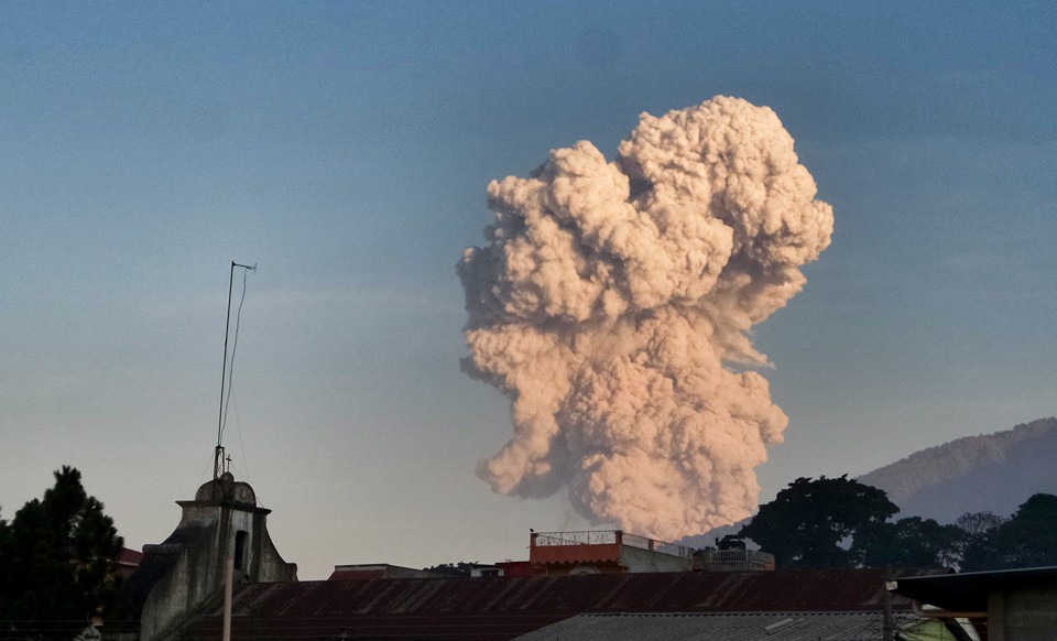 Una de las erupciones del volcán Santiaguito, captada desde Retalhuleu, en junio del 2016. (Foto Prensa Libre: Rolando Miranda)