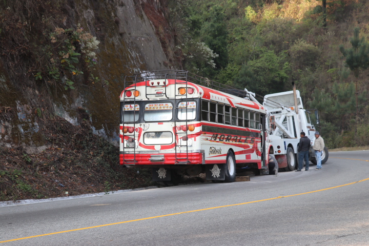 El bus en el que viajaba la familia tuvo una falla en los frenos y chocó contra un paredón. (Foto Prensa Libre: Héctor Cordero)