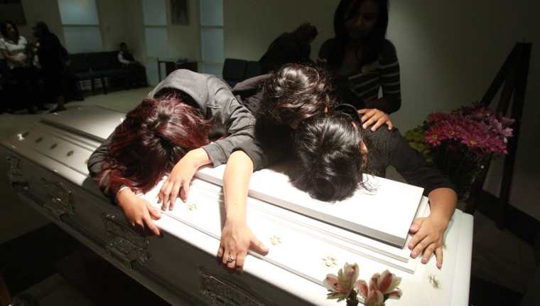 Familiares lloran sobre el ataúd de Brenda Dominguez, quien murió el sábado y fue inhumada el domingo. (Foto Prensa Libre: Estuardo Paredes)