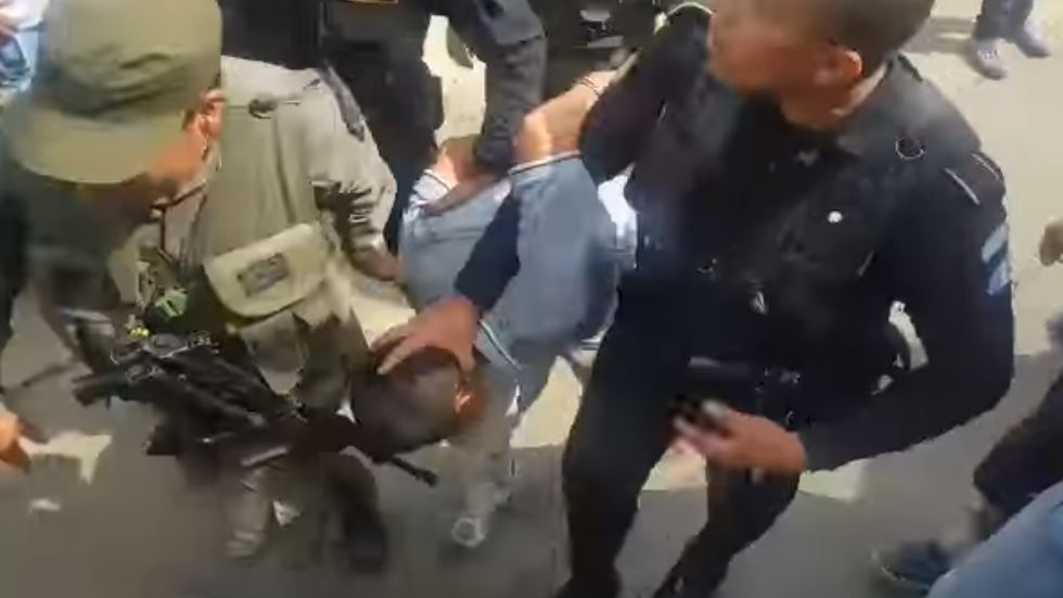 Supuesto pandillero fue capturado en Ciudad Quetzal, cuando lleva una granada. (Foto Prensa Libre: Guatevisión)