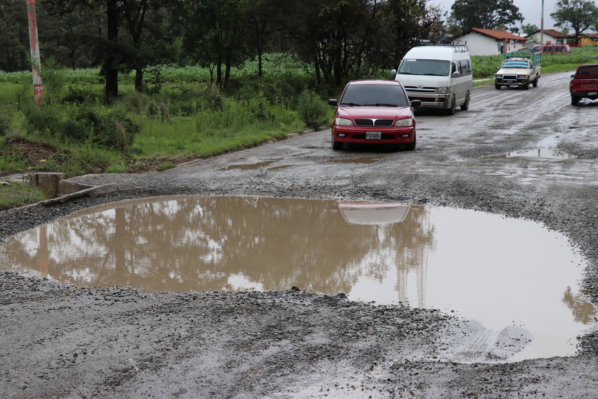 La carretera de San Pedro Jocopilas se encuentra en mal estado. (Foto Prensa Libre: Héctor Cordero)