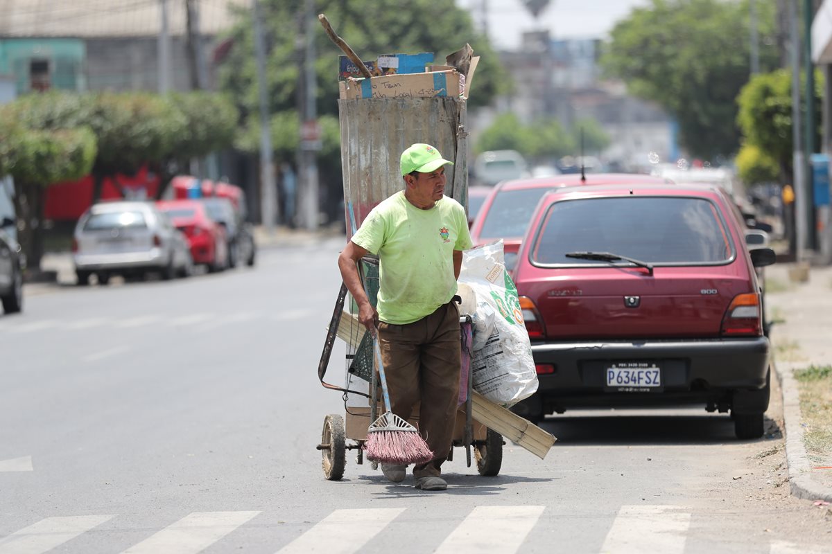 Gran parte de la limpieza de la Ciudad de Guatemala está a cargo de trabajadores del programa Limpia y Verde. (Foto Prensa Libre: Érick Ávila).