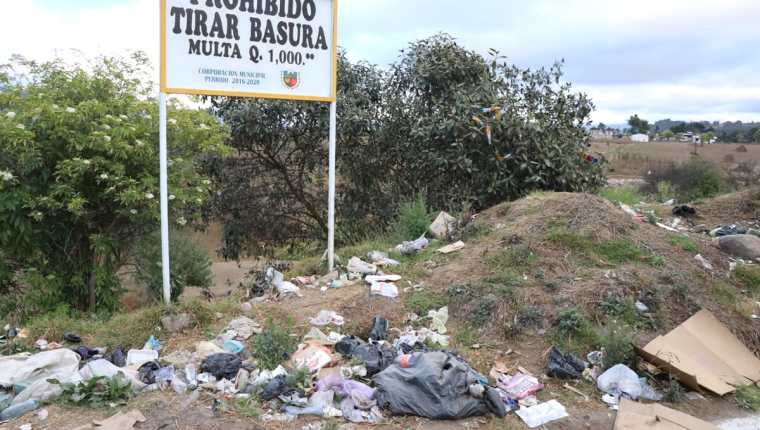 Pese a las prohibiciones, muchos pobladores tiran la basura en áreas urbanas entre Quetzaltenango y San Juan Ostuncalco. (Foto Prensa Libre: María José Longo)