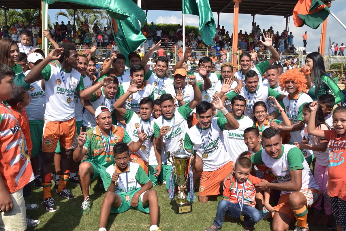 Los jugadores festejan después de haber conquistado la corona. (Foto Prensa Libre: Carlos Paredes)