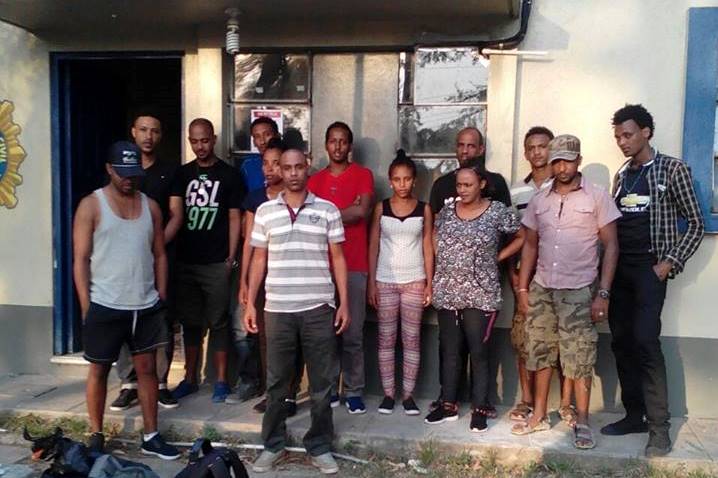 Migrantes indocumentados de origen africano son interceptados por las fuerzas de seguridad. (Foto Prensa Libre: PNC)