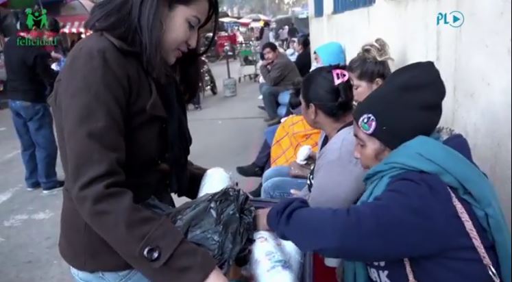 Personas que esperaban ser atendidas en el Hospital Roosevelt se alegran al recibir desayuno. (Foto Prensa Libre: Fernando Magzul)