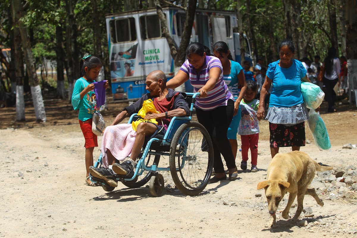 Emiliano Gómez Meléndez (silla de ruedas) acude a la clínica para obtener atención médica y medicamentos. (Foto Prensa Libre: Álvaro Interiano)
