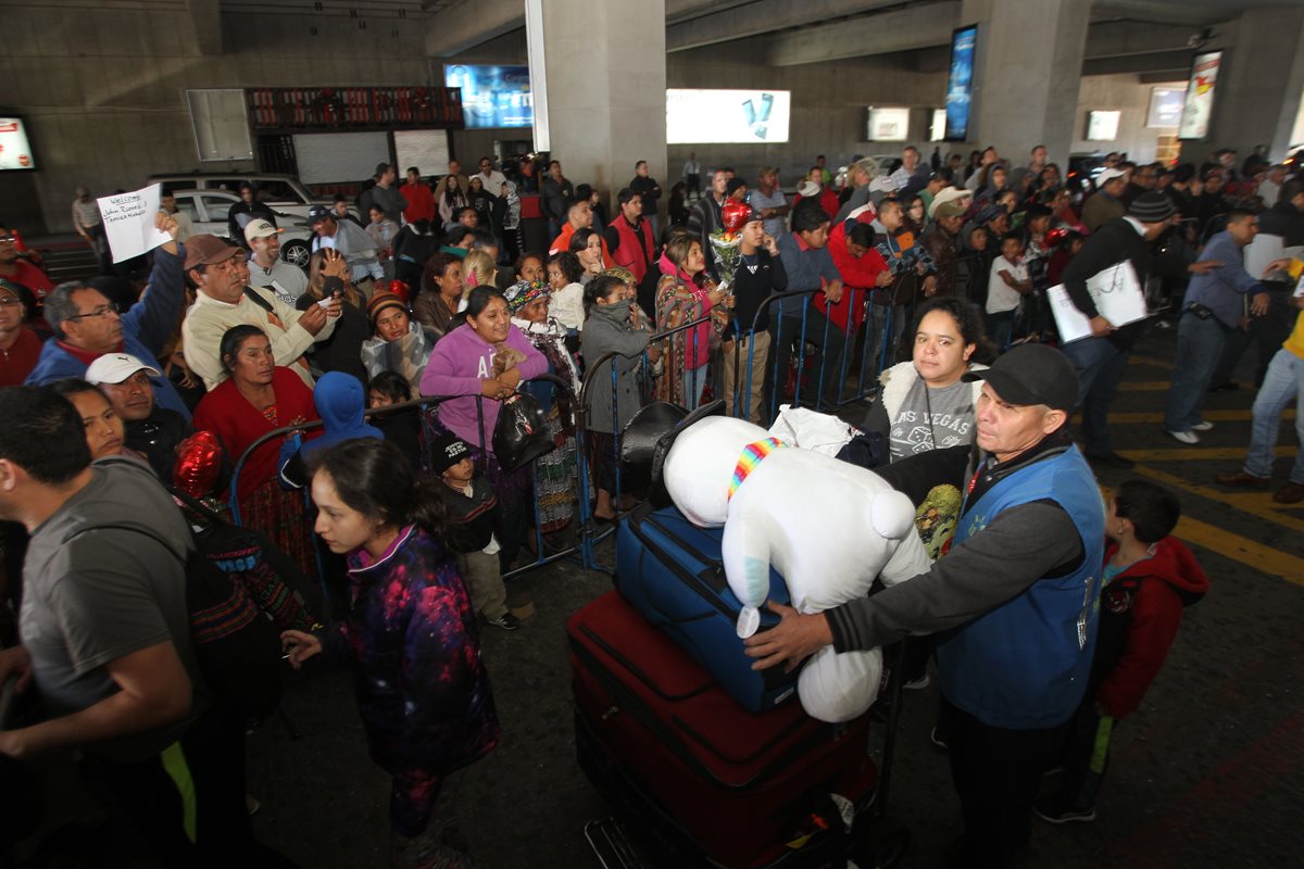 Llantos, risas y abrazos entre familiares era la escena más repetida en el aeropuerto La Aurora. (Foto Prensa Libre: Érick Ávila)