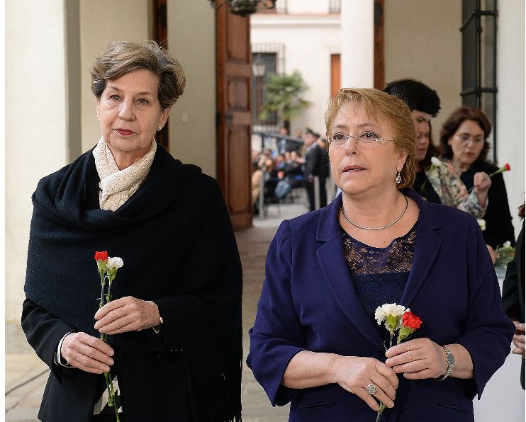 Senadora Isabel Allende -izquierda- junto a la mandataria Michelle Bachelet. (Foto Prensa Libre: EFE)