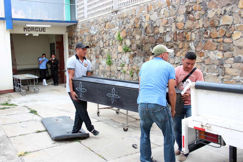 El cadáver de Cesar Augusto Castro Galicia es retirado de la morgue de la cabecera de Jalapa. (Foto Prensa Libre: Hugo Oliva).