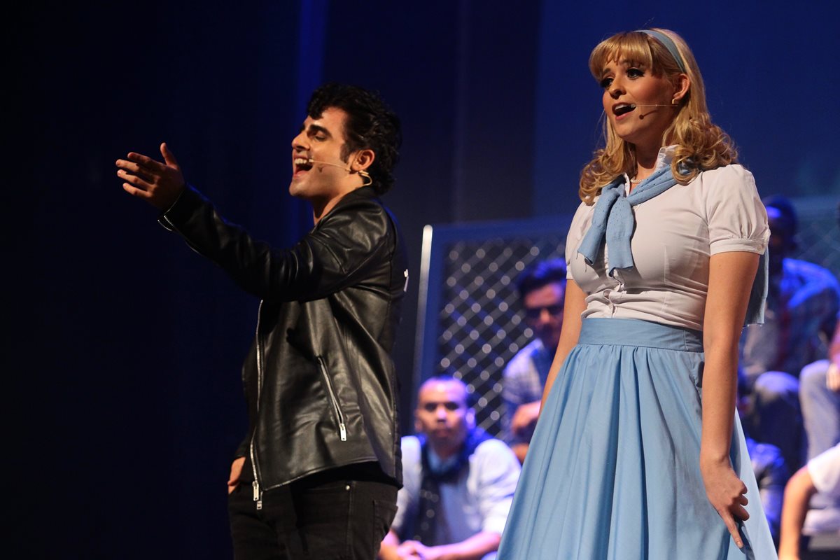 Los artistas José Castillo y Regina Bonifasi interpretan a Danny Zuko y Sandy Olsson, respectivamente, en el musical Grease. (Foto Prensa Libre: Álvaro Interiano)