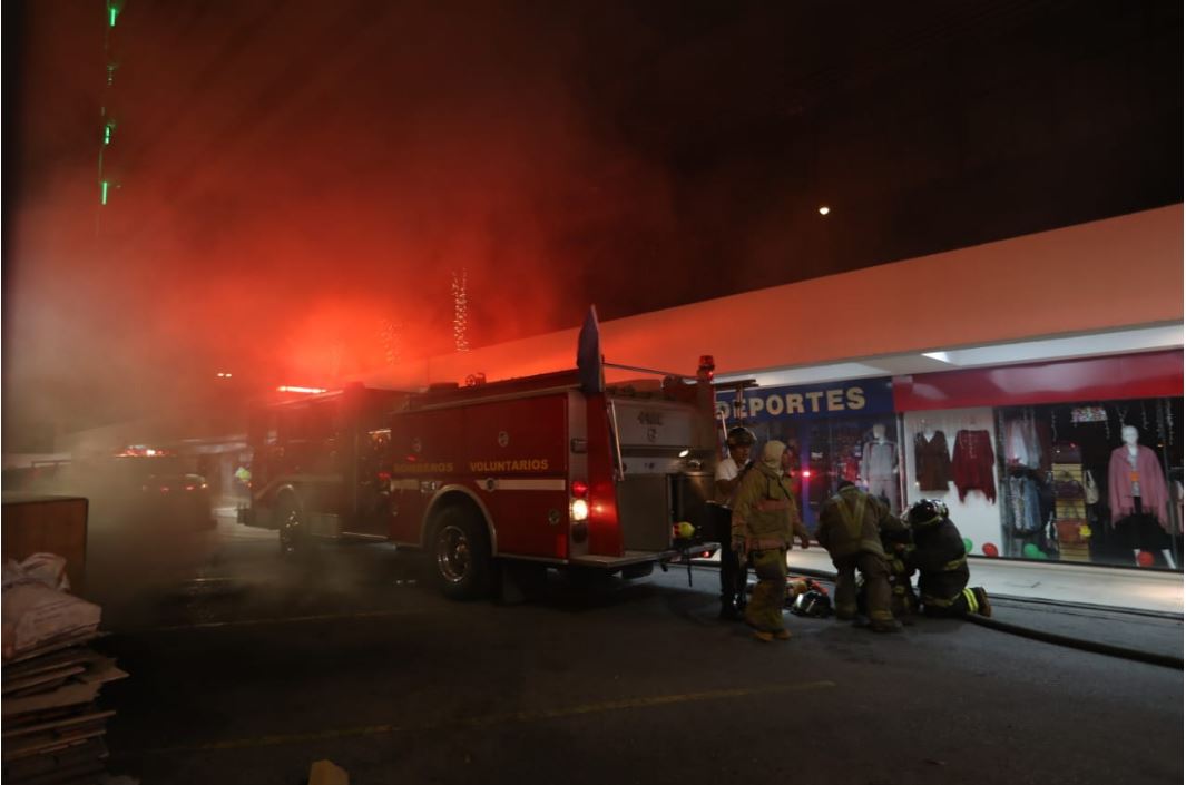Socorristas se aprestan para combatir incendio en la zona 10. (Foto Prensa Libre: Juan Diego González)