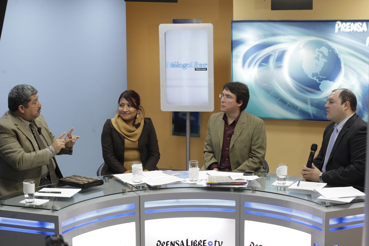 Juan Manuel Medina, María Luisa Méndez y Pablo Ortega, durante el Diálogo Libre. (Foto Prensa Libre: Edwin Bercián)