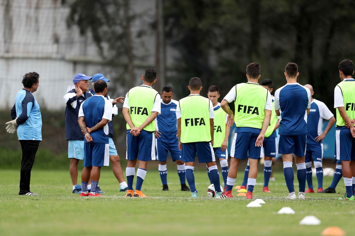 Los seleccionados comienzan su primer entrenamiento con miras al partido contra Cuba. (Foto Prensa Libre: Francisco Sánchez)