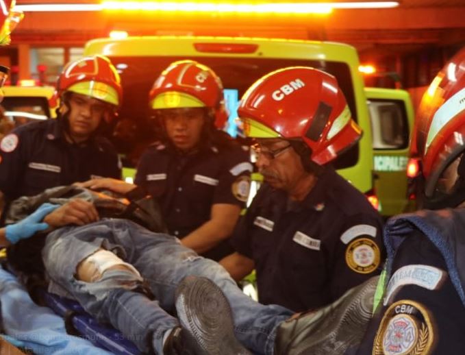 Socorristas trasladan a uno de los heridos en el ataque armado. (Foto: Bomberos Municipales)