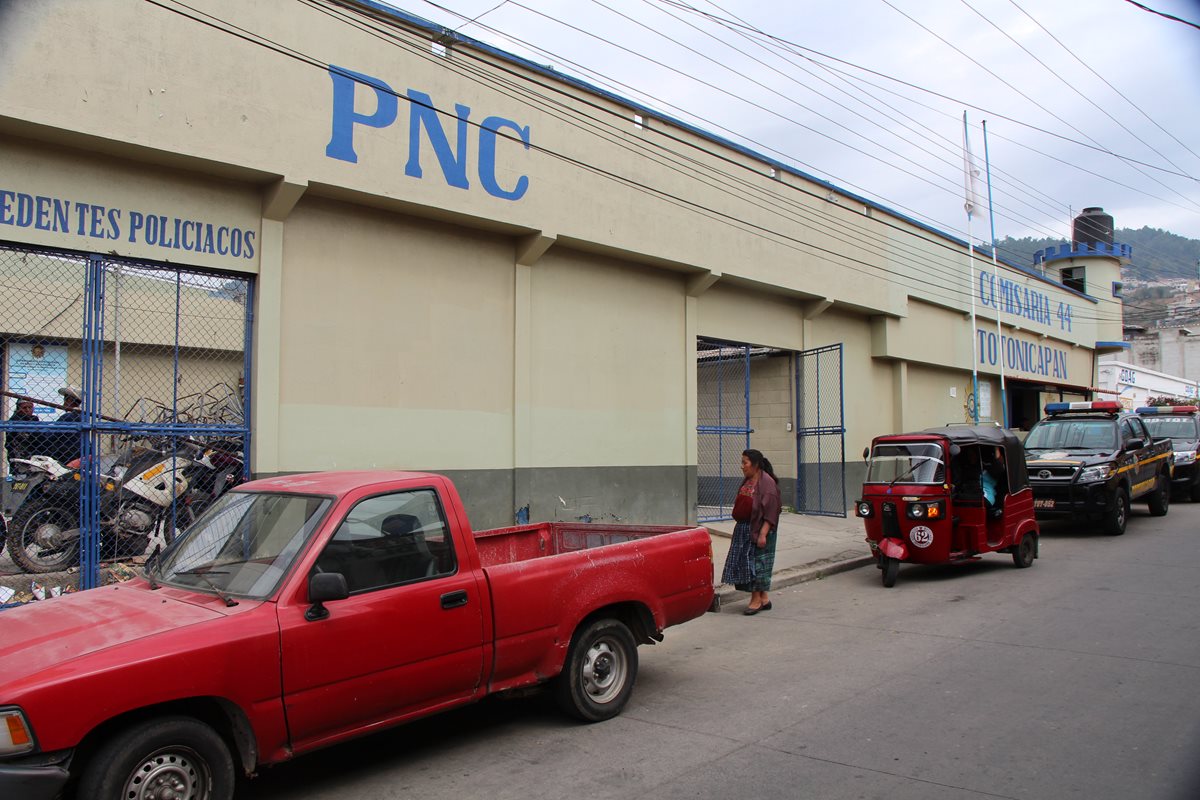 Vecinos denunciaron el robo en la Comisaría 44, en la cabecera de Totonicapán. (Foto Prensa Libre: Édgar Domínguez)