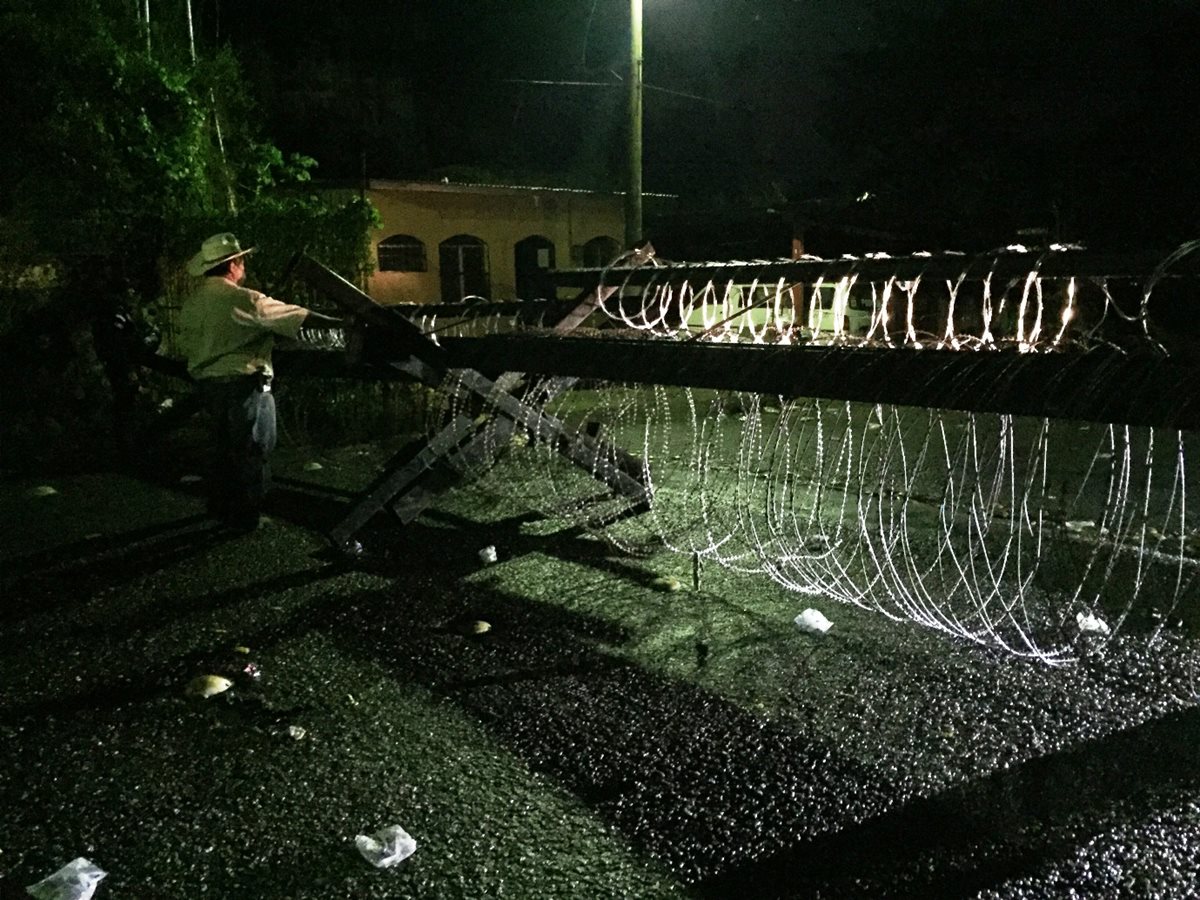 El Ejército de Guatemala instaló una barricada con púas en la Aduana Agua Caliente, Esquipulas, para evitar el ingreso de vehículos, personas y migrantes hondureños.(Foto Prensa Libre: Mario Morales)