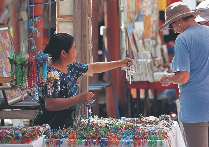 Turistas, en una venta de artesanías y curiosidades al atracar un crucero en Puerto Quetzal, Escuintla. (Foto Prensa Libre: Hemeroteca PL)