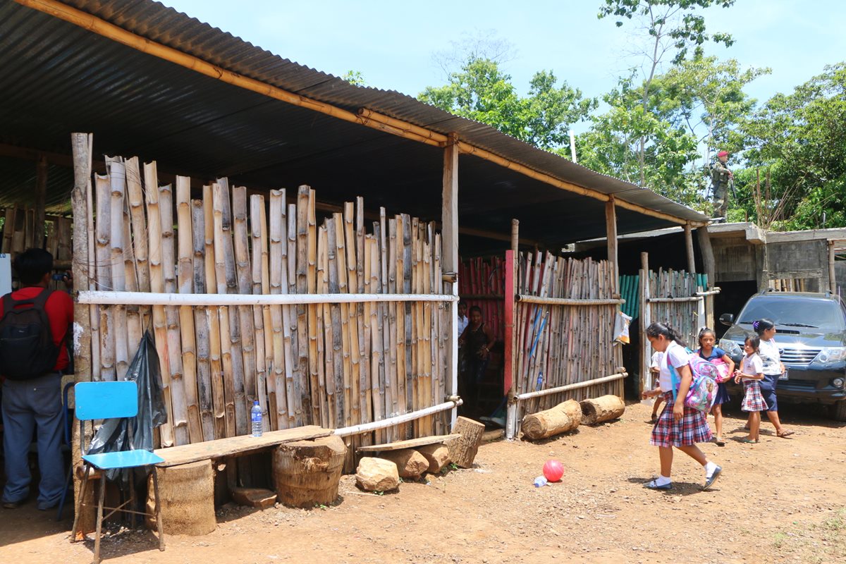 Instalaciones de la Escuela Oficial Rural Mixta, en El Asintal, Retalhuleu, son precarias. (Foto Prensa Libre: Rolando Miranda)