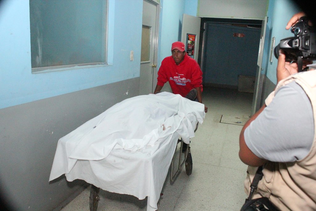 Cadáver de uno de los hermanos es sacado del Inacif de Jalapa. (Foto Prensa Libre: Hugo Oliva)