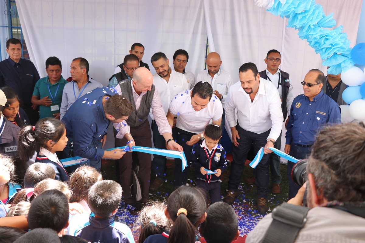 El presidente Morales inaugura trabajos de remozamiento de la escuela de Pachoj, Chichicastenango. Lo acompañan funcionarios. (Foto Prensa Libre: Héctor Cordero).
