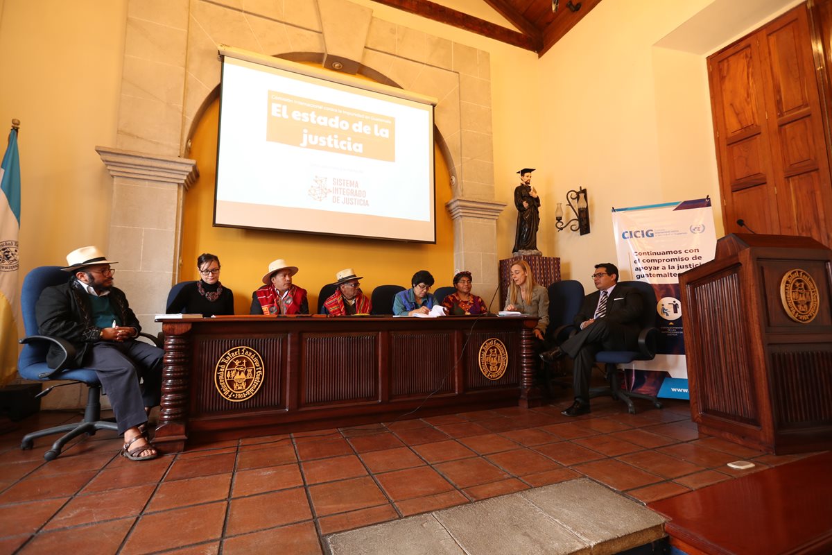 Autoridades indígenas de Quetzaltenango, analistas y representantes de la sociedad civil conversan sobre la cultura de legalidad en el país y la impunidad en el departamento. (Foto Prensa Libre: Mynor Toc) 