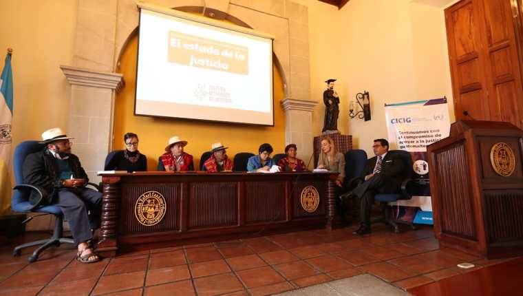 Autoridades indígenas de Quetzaltenango, analistas y representantes de la sociedad civil conversan sobre la cultura de legalidad en el país y la impunidad en el departamento. (Foto Prensa Libre: Mynor Toc) 
