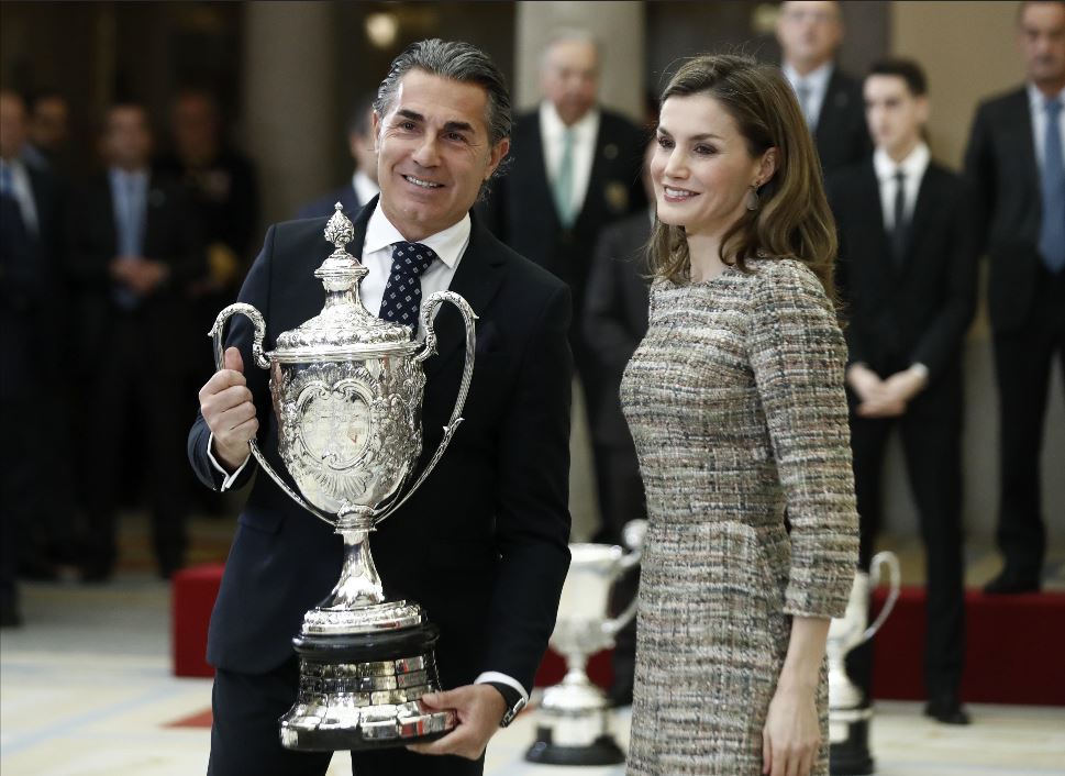 Scariolo recibe de manos de la reina Letizia, la Copa Barón de Güell, galardón otorgado a equipos o selecciones nacionales españolas que más hayan destacado por su actuación deportiva durante el año. (Foto Prensa Libre: EFE)