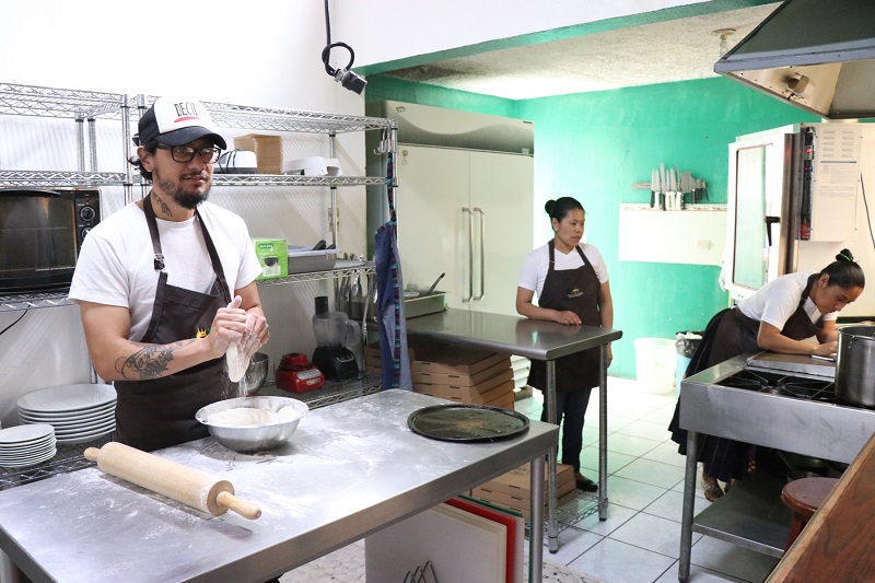 Chefs quetzaltecos crean empleos para jóvenes y adultos al emprender con restaurantes en Xela. (Por María José Longo)