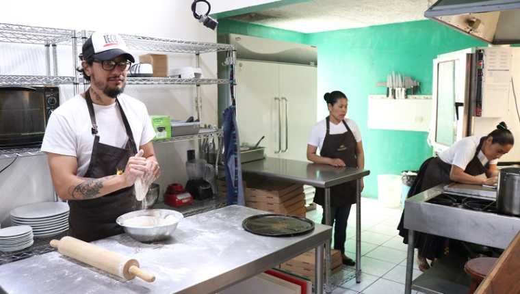 Chefs quetzaltecos crean empleos para jóvenes y adultos al emprender con restaurantes en Xela. (Por María José Longo)