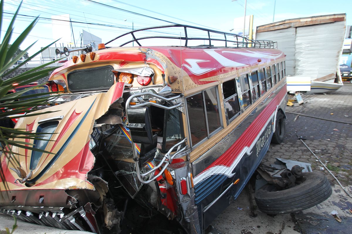 Autobús perdió el control en Mixco y chocó con una gasolinera y un paredón. (Foto Prensa Libre: Hemeroteca PL)