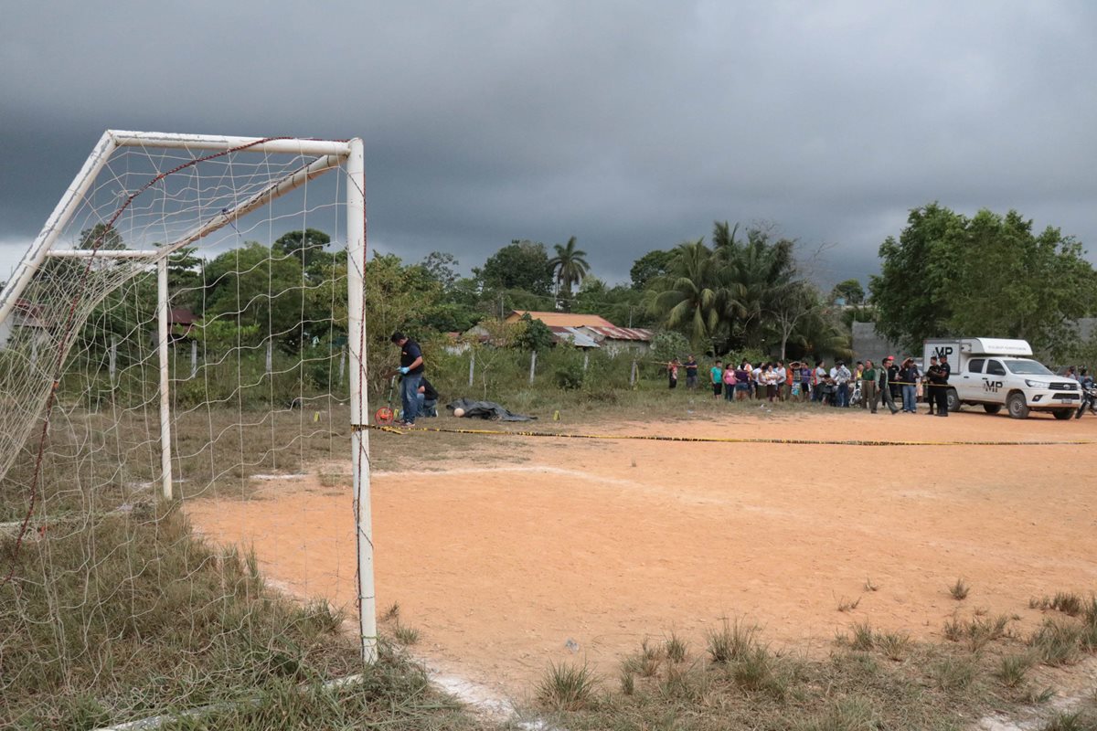 El árbitro pitaba el partido cuando fue asesinado. (Foto Prensa Libre: Dony Stewart)