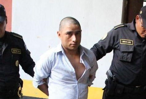 Clementino Nufio García cuando fue capturado por los cinco crímenes. (Foto Prensa Libre: Mario Morales).