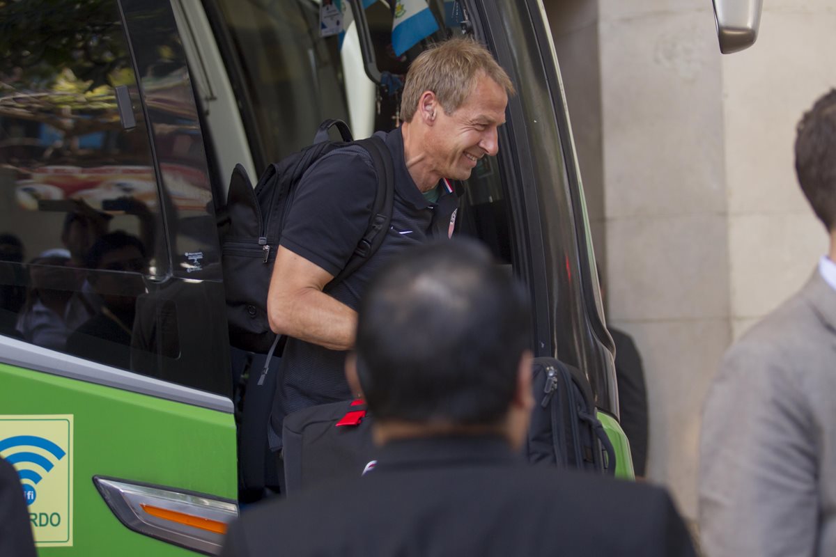 El técnico alemán Jürgen Klinsmann a su llegada al hotel de concentración. (Foto Prensa Libre: Norvin Mendoza)